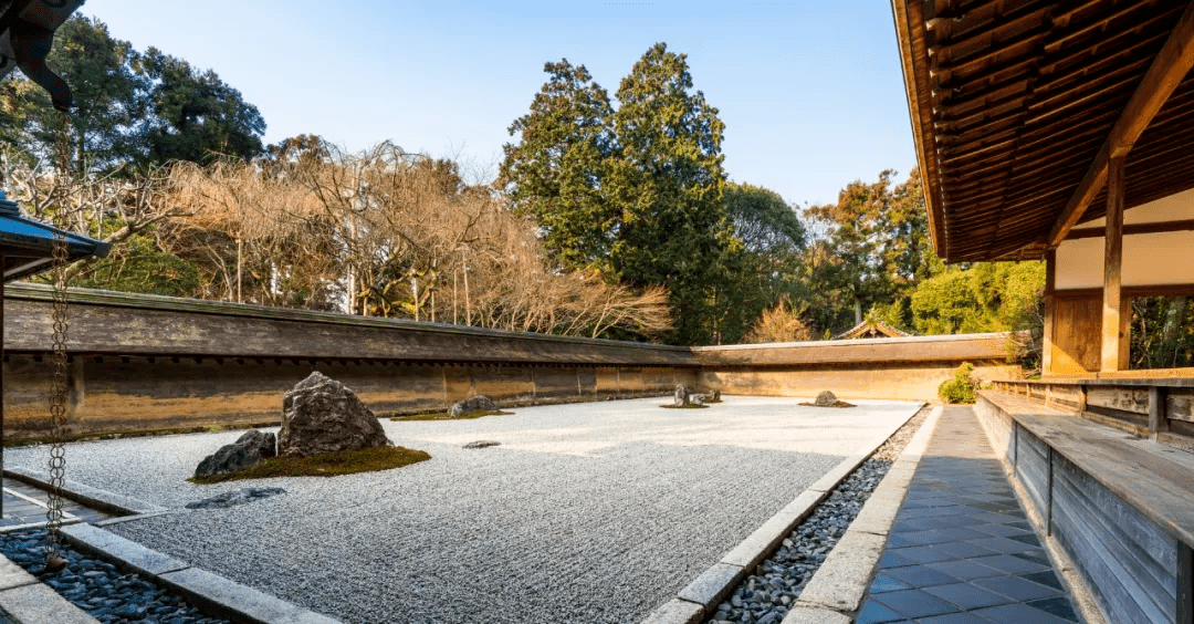 15世纪建于京都龙安寺的枯山水庭园是日本最有名的精品园林之一,石