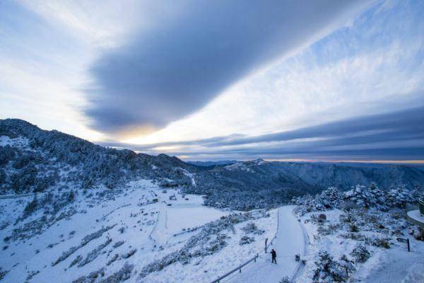 这是11月7日拍摄的神农架雪景(无人机照片).