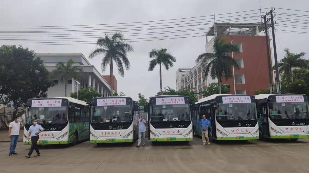 海南万宁:开通专线公交车 为学生保驾护航