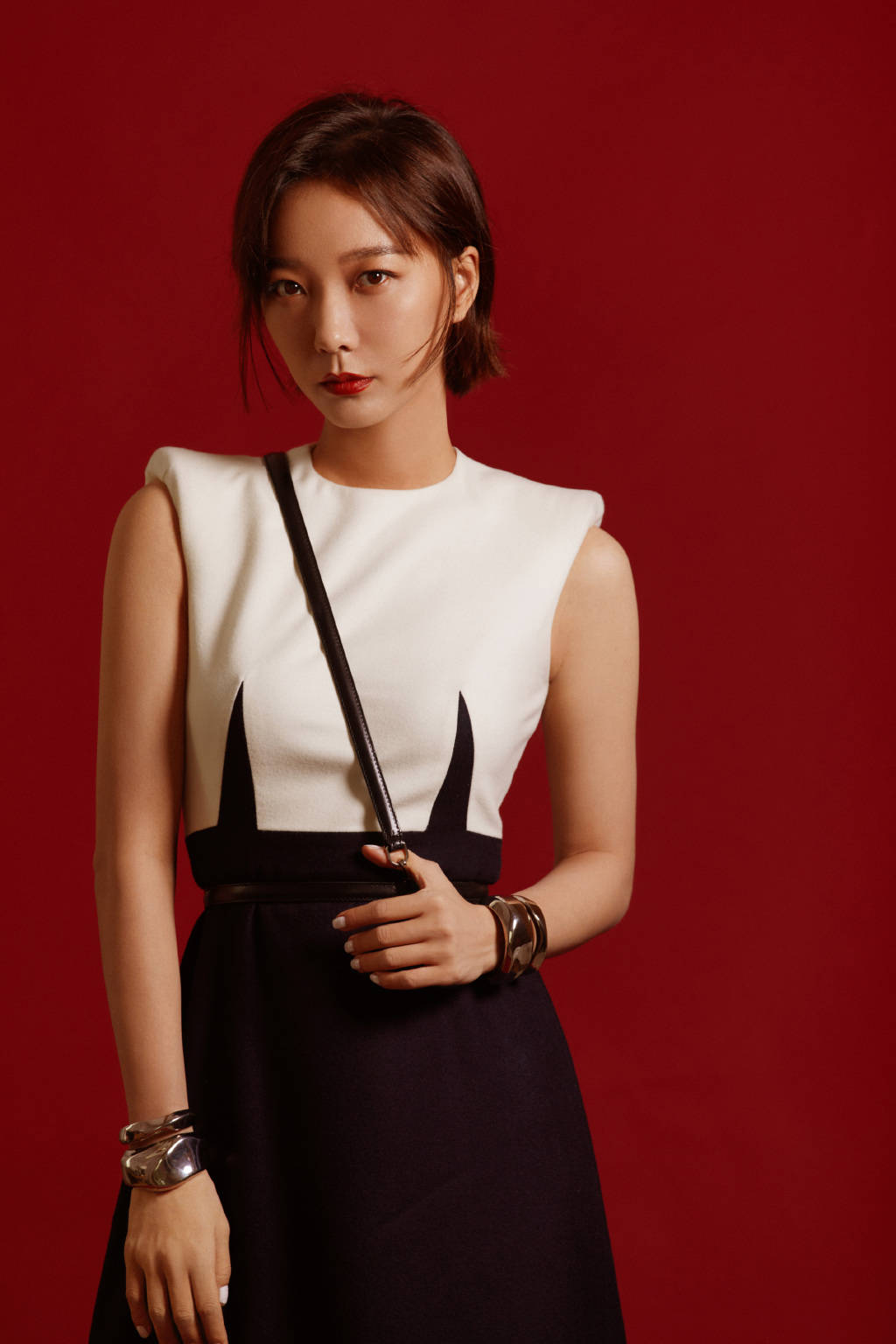 颜色 想把连衣裙穿出帅气的感觉，可以像王珞丹学习，大方好看又A又飒