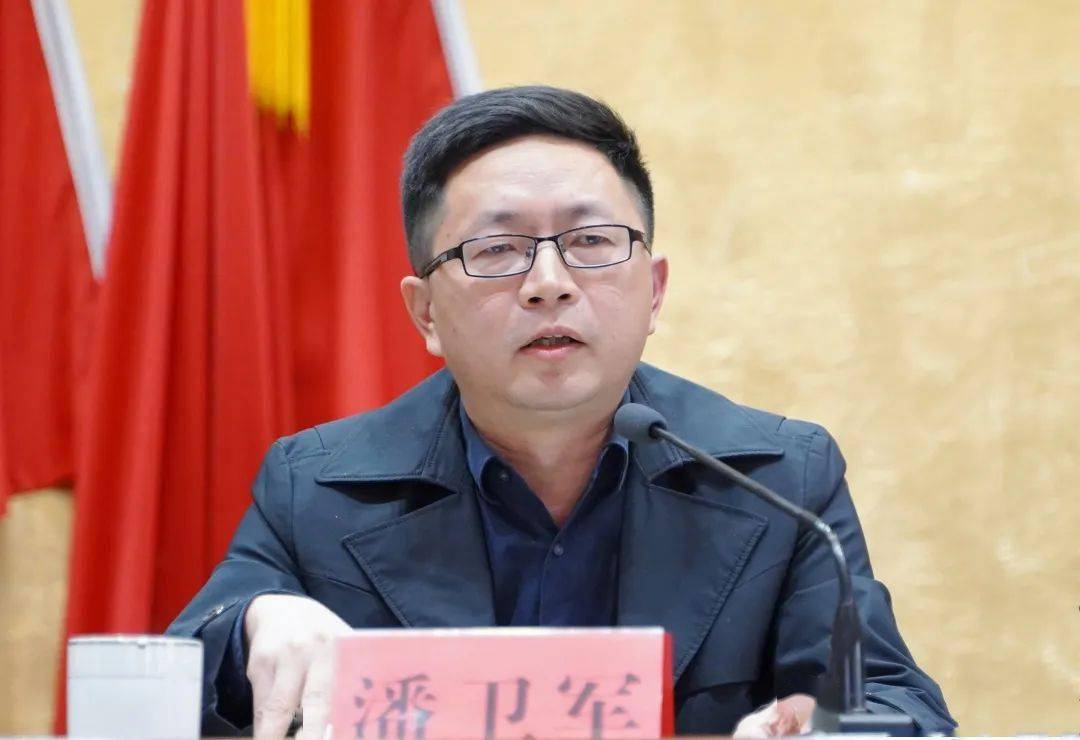 会上,镇人大主席潘卫军对市镇两级人大换届选举工作进行具体部署.