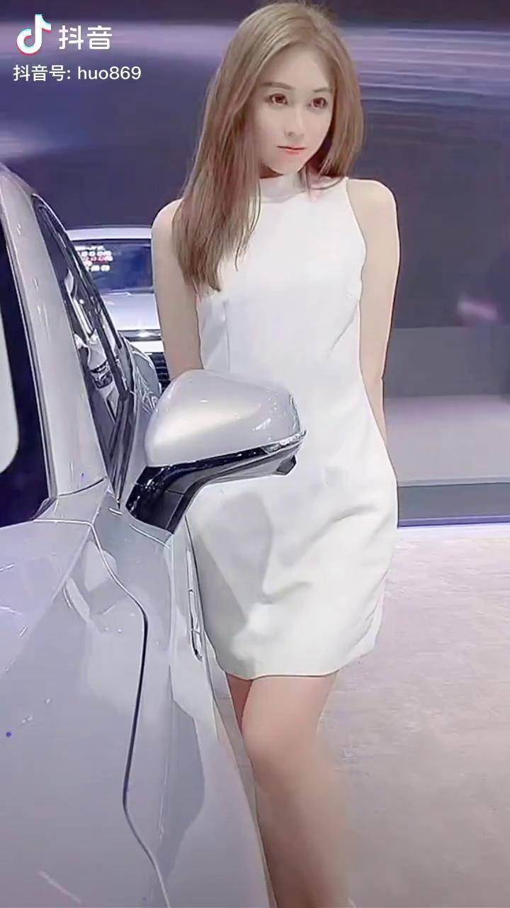 这姿势怎么样最美车模刘婷车模小姐姐车展现场神仙颜值女神美女