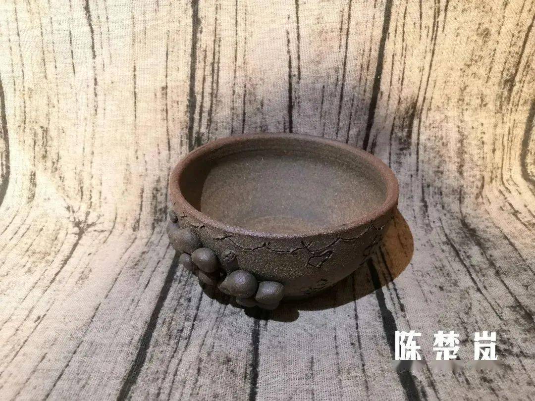 广电小记者制作的陶艺成品展示