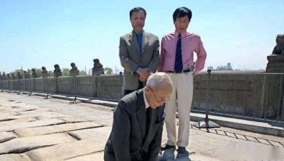87岁日本老兵下跪道歉承认侵犯过33名女性晚年结局如何
