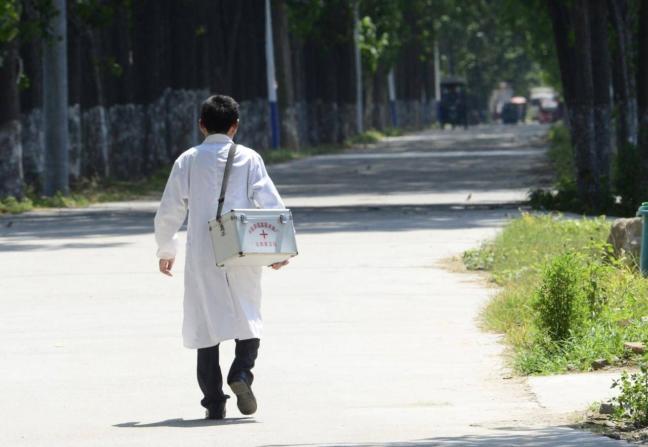 近期以来,很多地方都在举行村干换届选举,身在农村地区的乡村医生完全