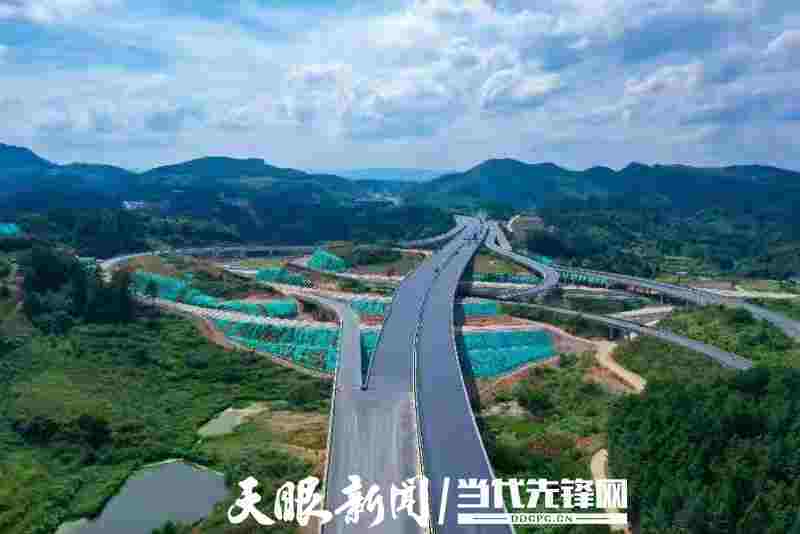 建设如火如荼,工程已初具雏形的贵黄高速公路黄平境6