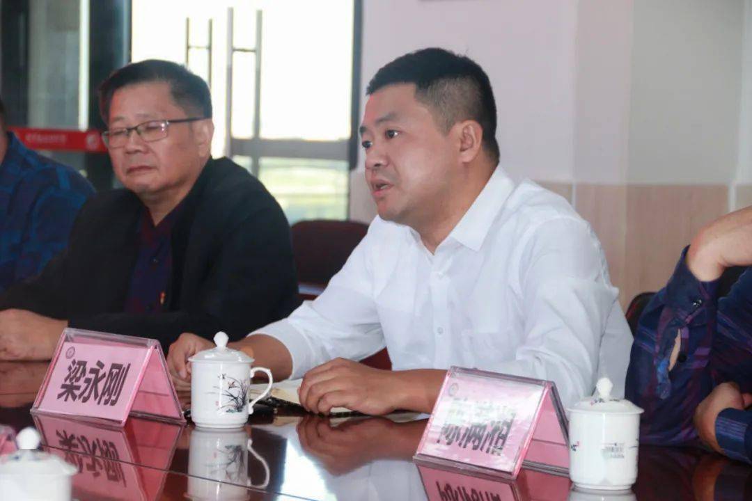 范卫明与博罗县石湾中学校长梁永刚就"校本研修结对帮扶"签订相关协议