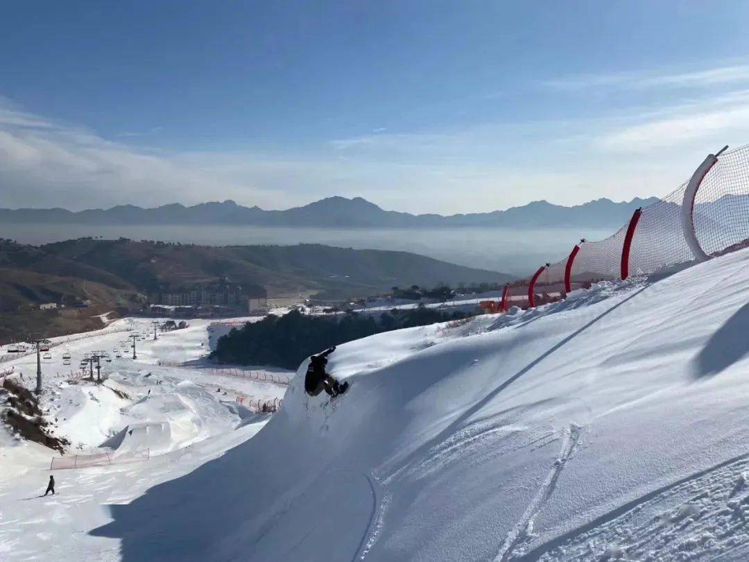 七山滑雪度假区位于北京西南的涞源县境内,雪场山顶海拔1300余米,雪