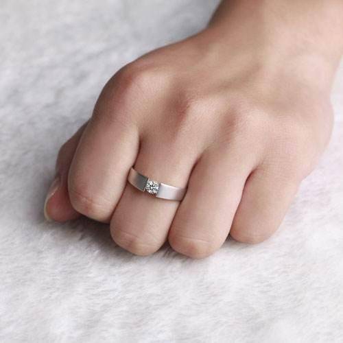 所以一般女生左手中指戴戒指,其实就是告诉周围的人,我已经订婚了.