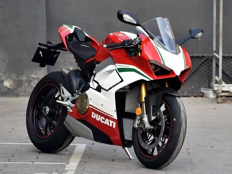 2019年,杜卡迪推出panigale v4r,排量下降到998cc,但是性能有所提升