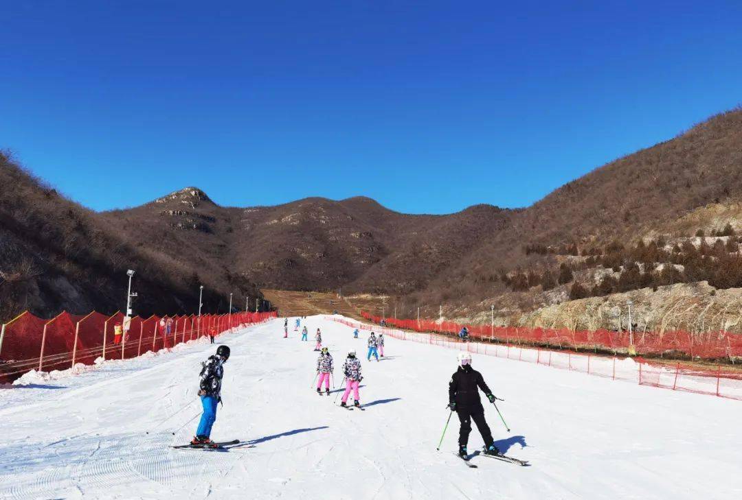 在北京静之湖滑雪场内