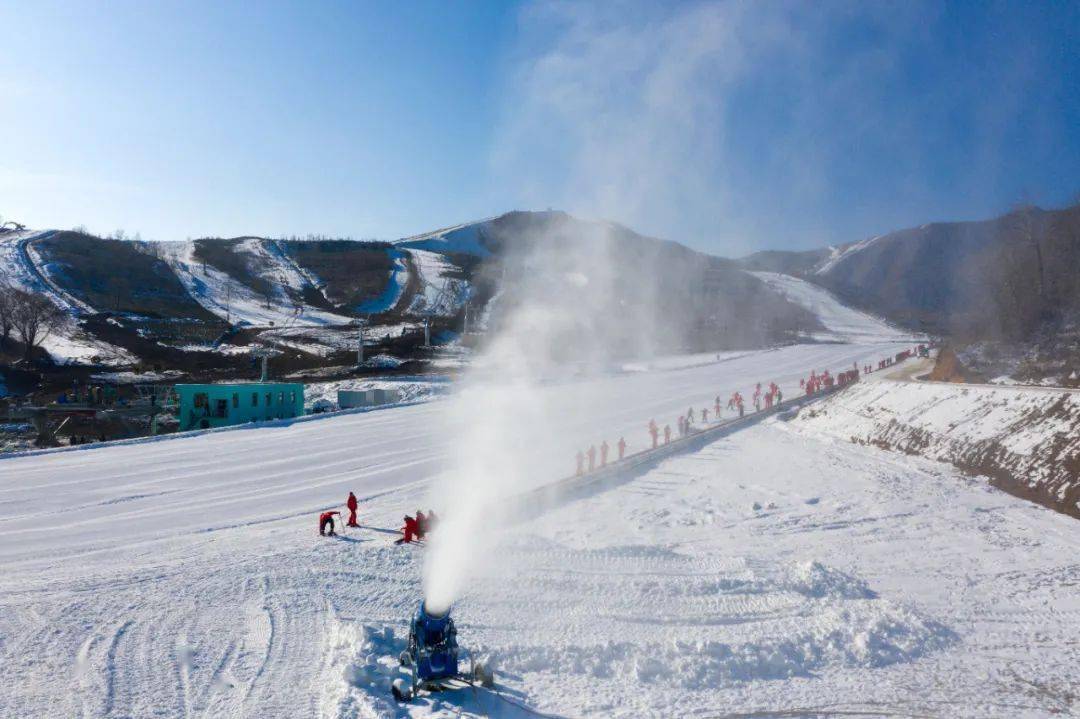 造雪机已经开启六盘山欢乐冰雪季即将开启