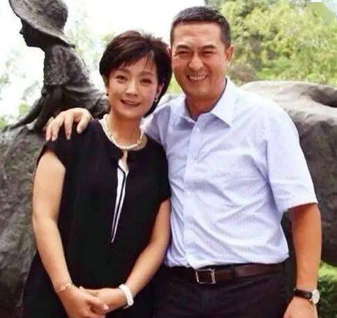 张嘉译全家福曝光妈妈富态爸爸矍铄女儿甜美可人很像奶奶67