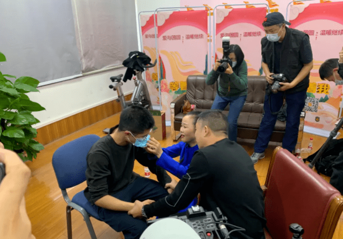 电影《亲爱的》原型孙海洋和儿子认亲现场.图片来源:公安部刑侦局