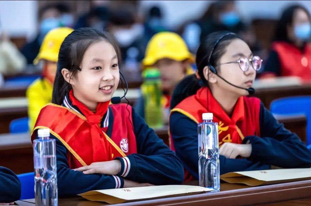 "红领巾小小讲解员"在经验交流会现场认真聆听