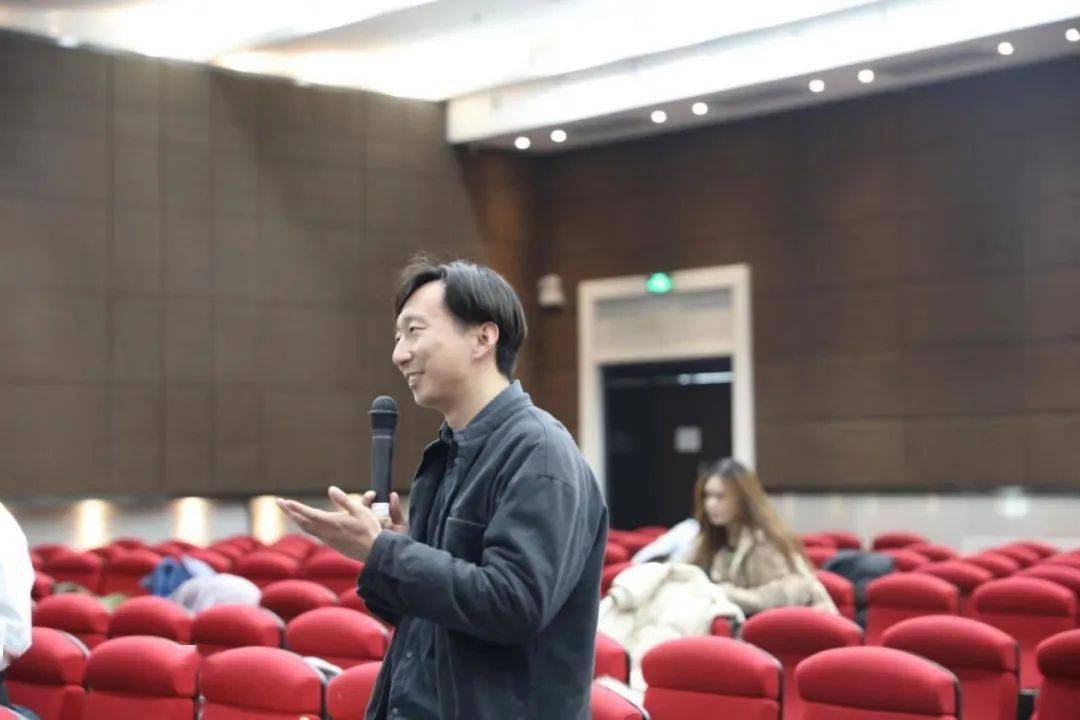 吕晓宇老师指导出发前,老师和同学们一起在秋林报告厅合影,留下了独