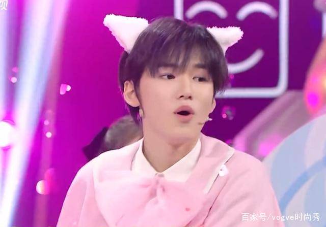 宋亚轩"跳舞照"被疯传,当穿上长筒袜后,比关晓彤还美