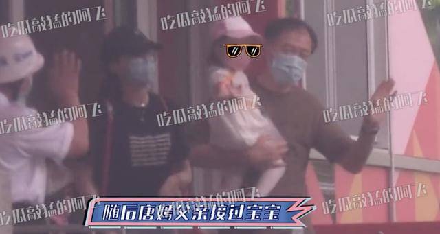 唐嫣接女儿放学,小小糖一岁半就被送托班,走路踉踉跄跄超可爱