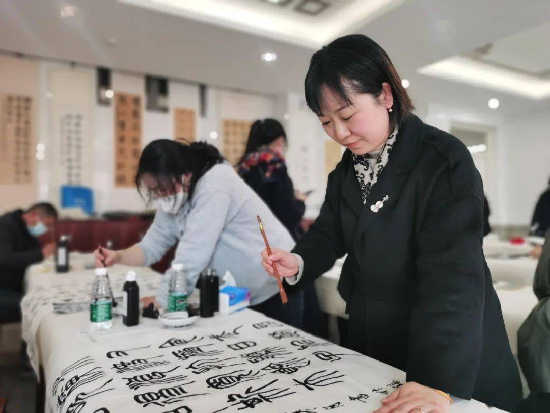 周燕老师作在赛场中运毫行笔,力求展现中国书法的博大精深.
