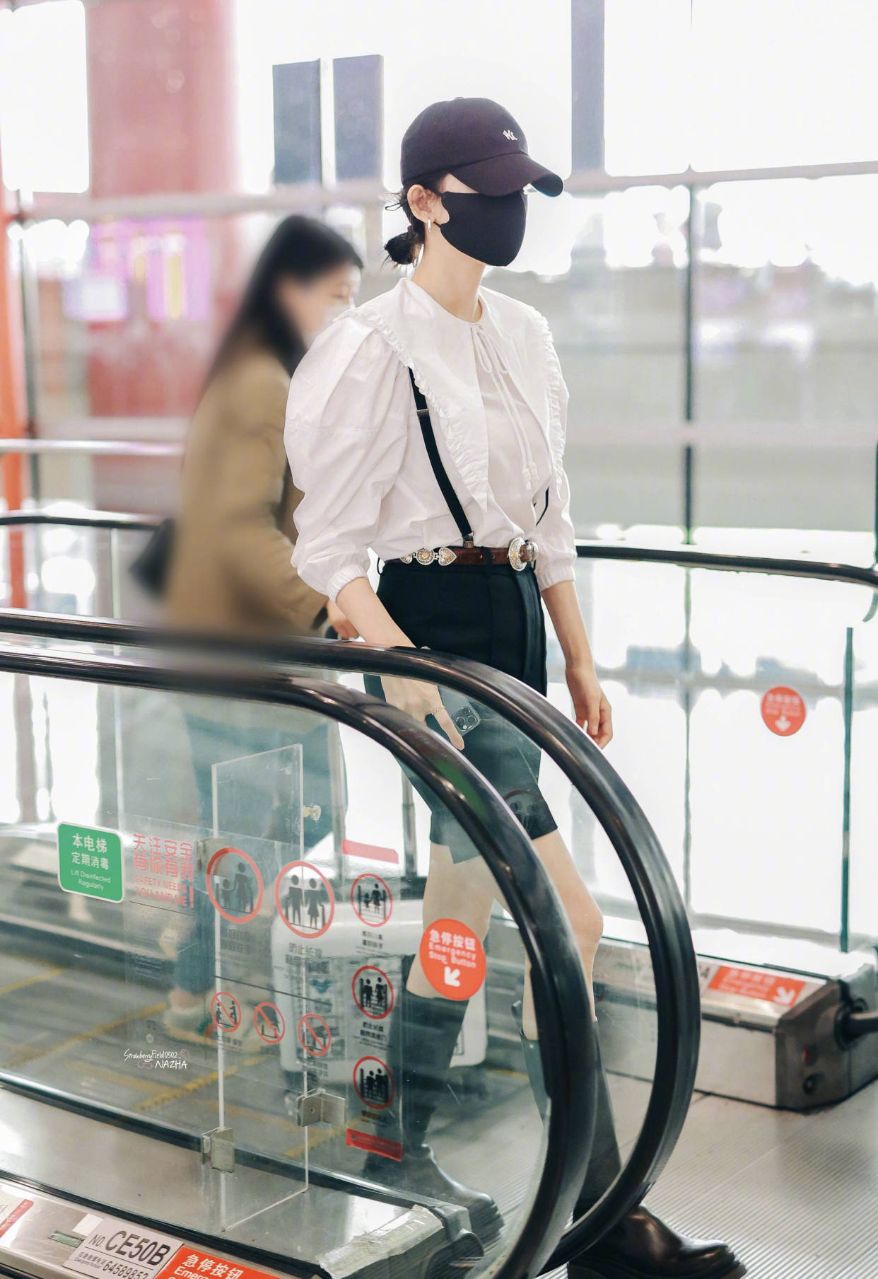 杀手锏 娜扎穿骑士靴霸气走机场，久违露面清新又时尚，大长腿成杀手锏