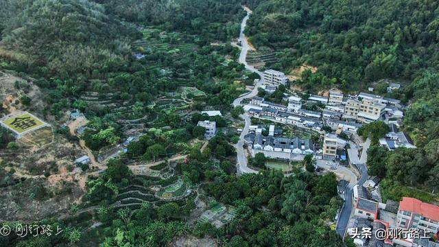 第二天经过翻山越岭,舟车劳顿,终于来到了畲族聚居的村落—李工坑村