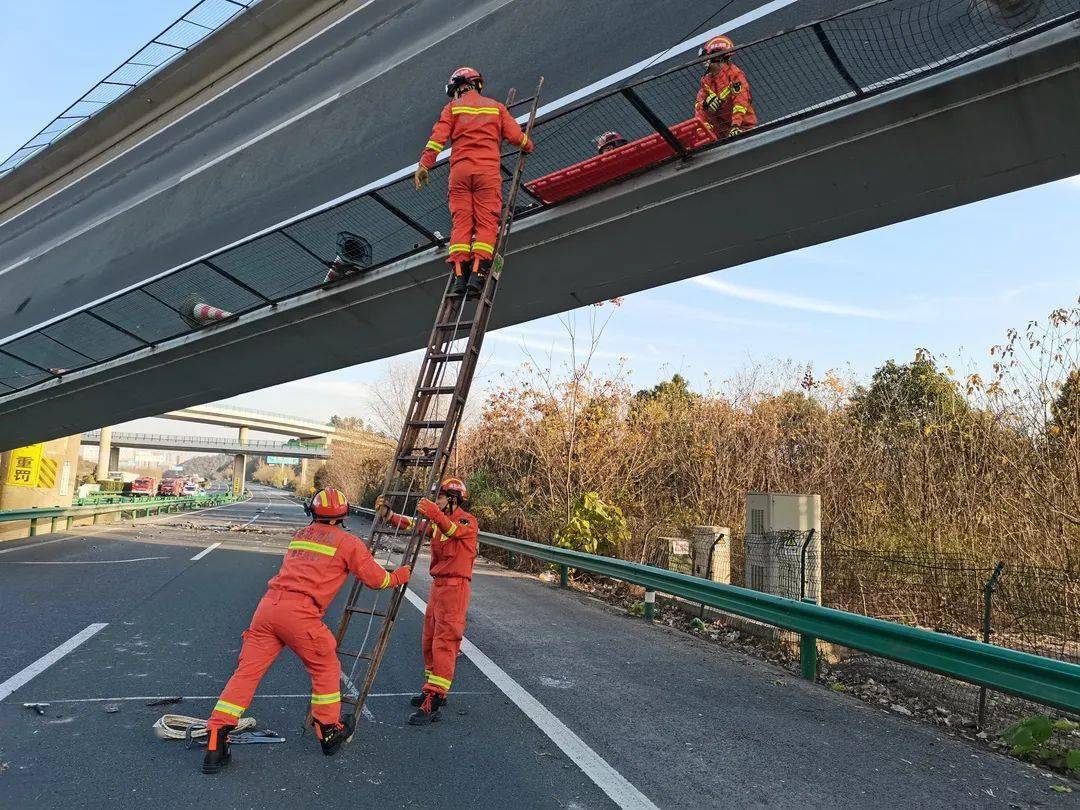 湖北一高速桥梁侧翻,搜救出8人_湖北一高速高架桥垮塌已致3死_高架桥