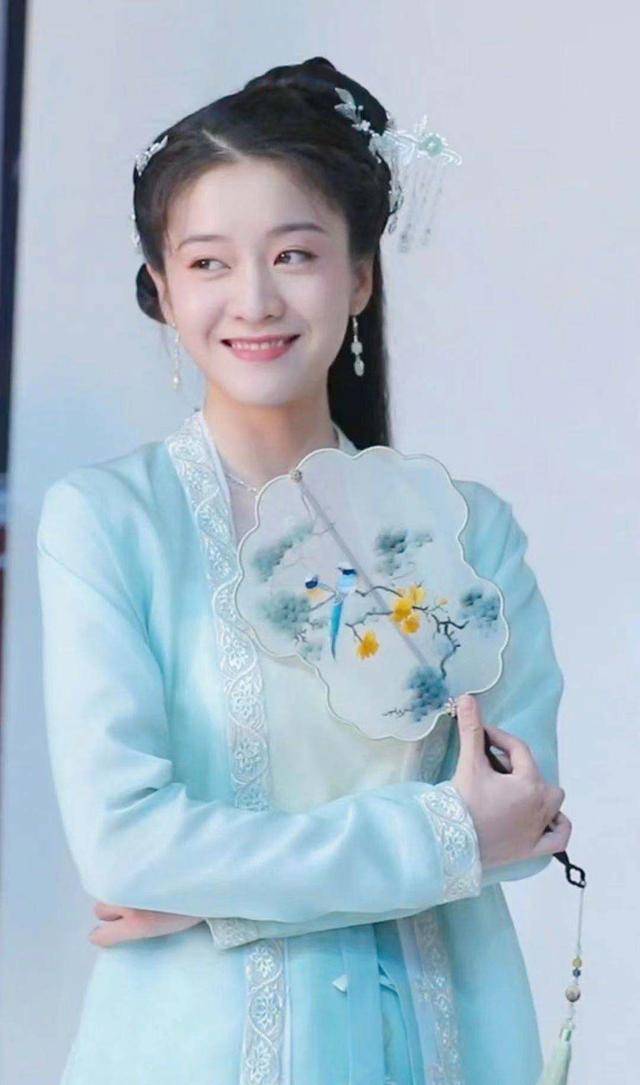 不过话又说回来,边界感这种东西本身就是互相的,女生动作亲昵的前提是