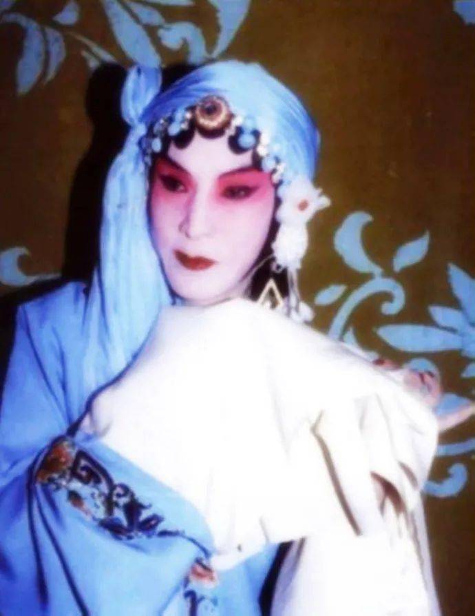 《万里缘》等剧目;还从诸如香学习花旦戏《拾玉镯》,《打樱桃》等