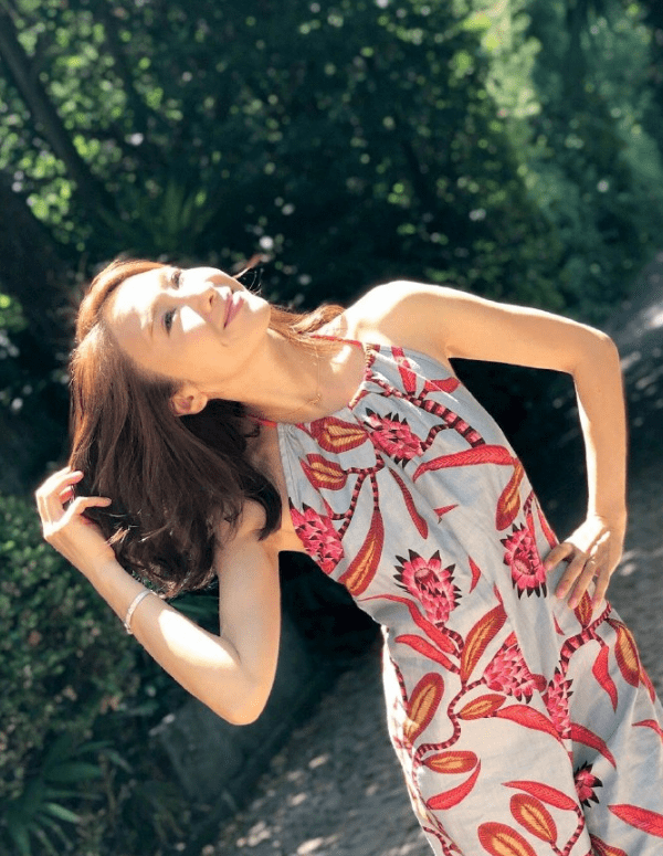 长发 48岁黎姿大秀美背身材好，露肩吊带配长发，气质比20岁姑娘还好