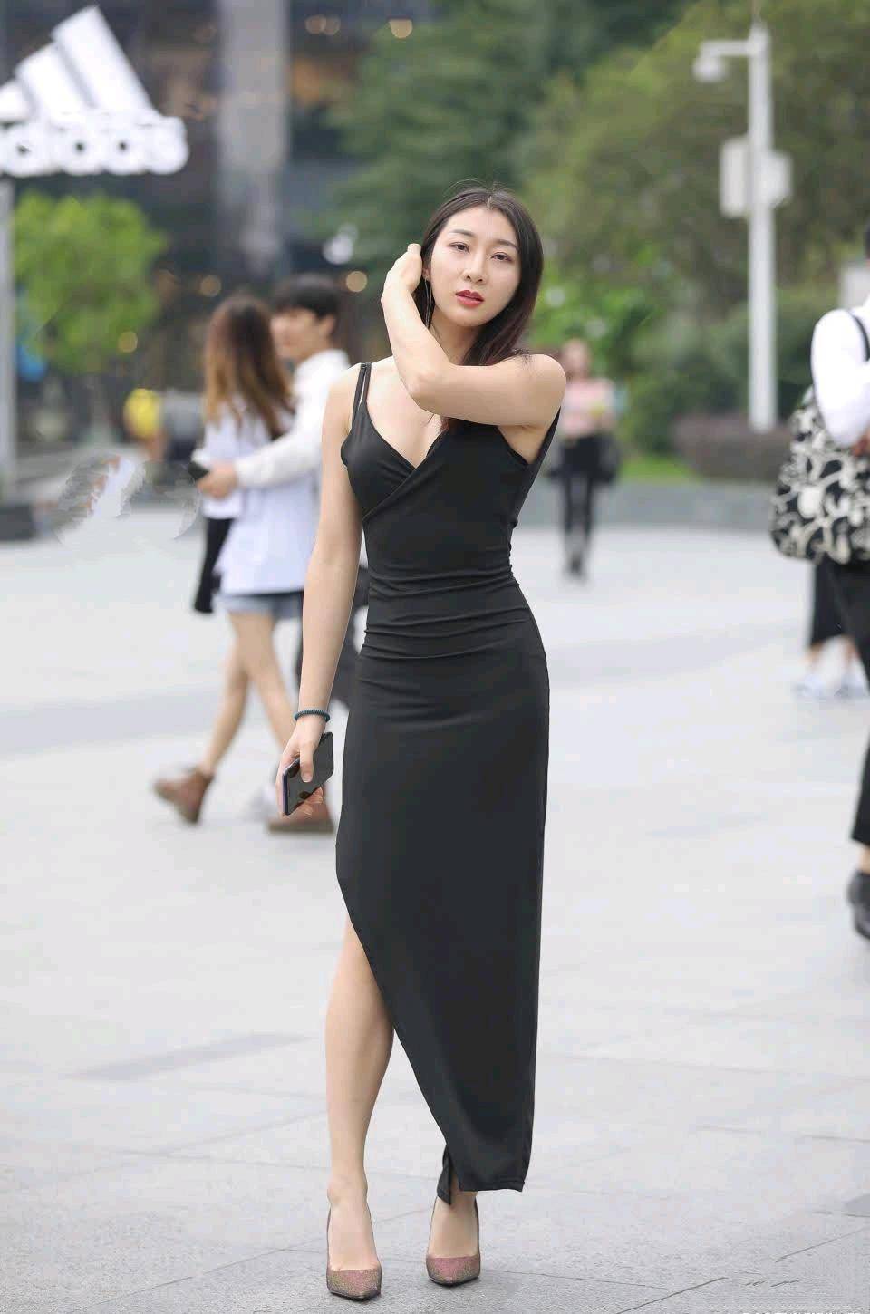 金色 黑色吊带裙加暗金色高跟鞋，时尚又修身，彰显优雅知性的女人味