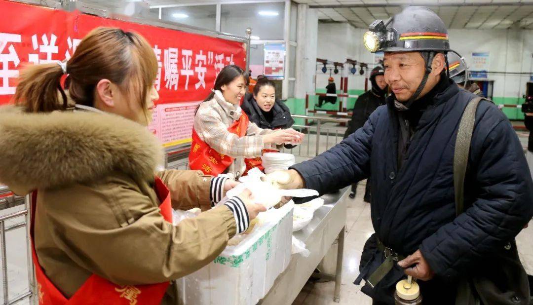 12月21日,东于煤矿刚上井的综采一区职工李师