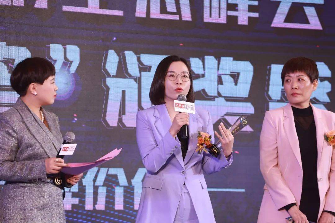 "年度灯带领导品牌;联浩照明总经理游晓燕被评选为"十大年度营销人"