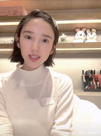 视频中,唐艺昕素颜出镜,梳着短发造型,头上别着的两个白色发卡显得她