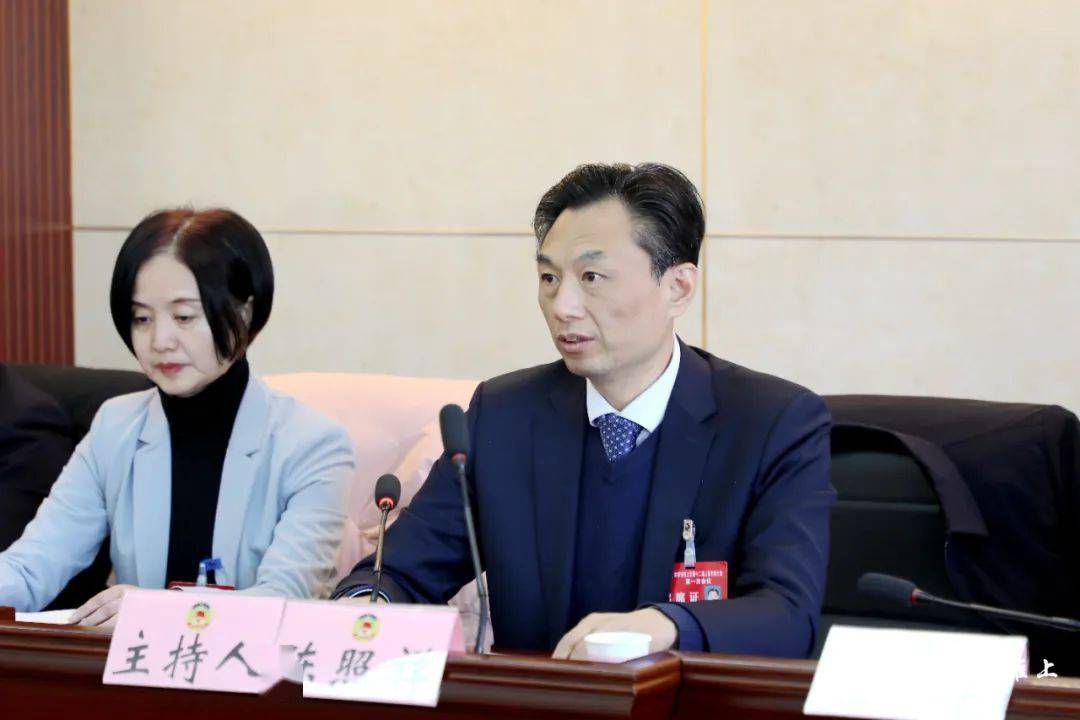 区政协党组书记,主席陈照祥主持会议.