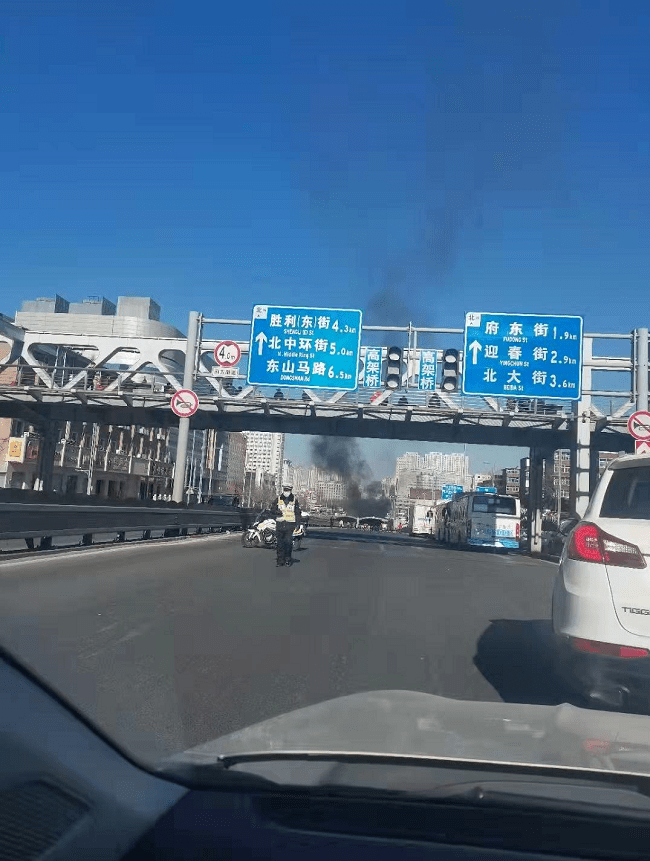突发:太原火车站下穿通道一辆车自燃,现场浓烟滚滚._车辆_建设_北路
