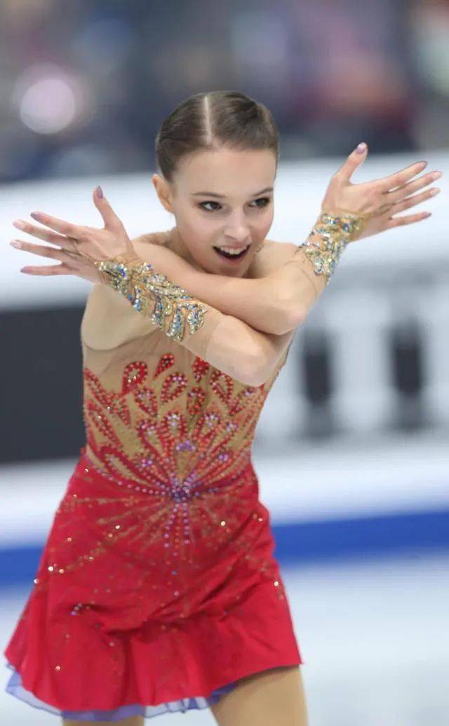 冰上从不缺美少女17岁的谢尔巴科娃也许就是北京冬奥会上最亮眼的星
