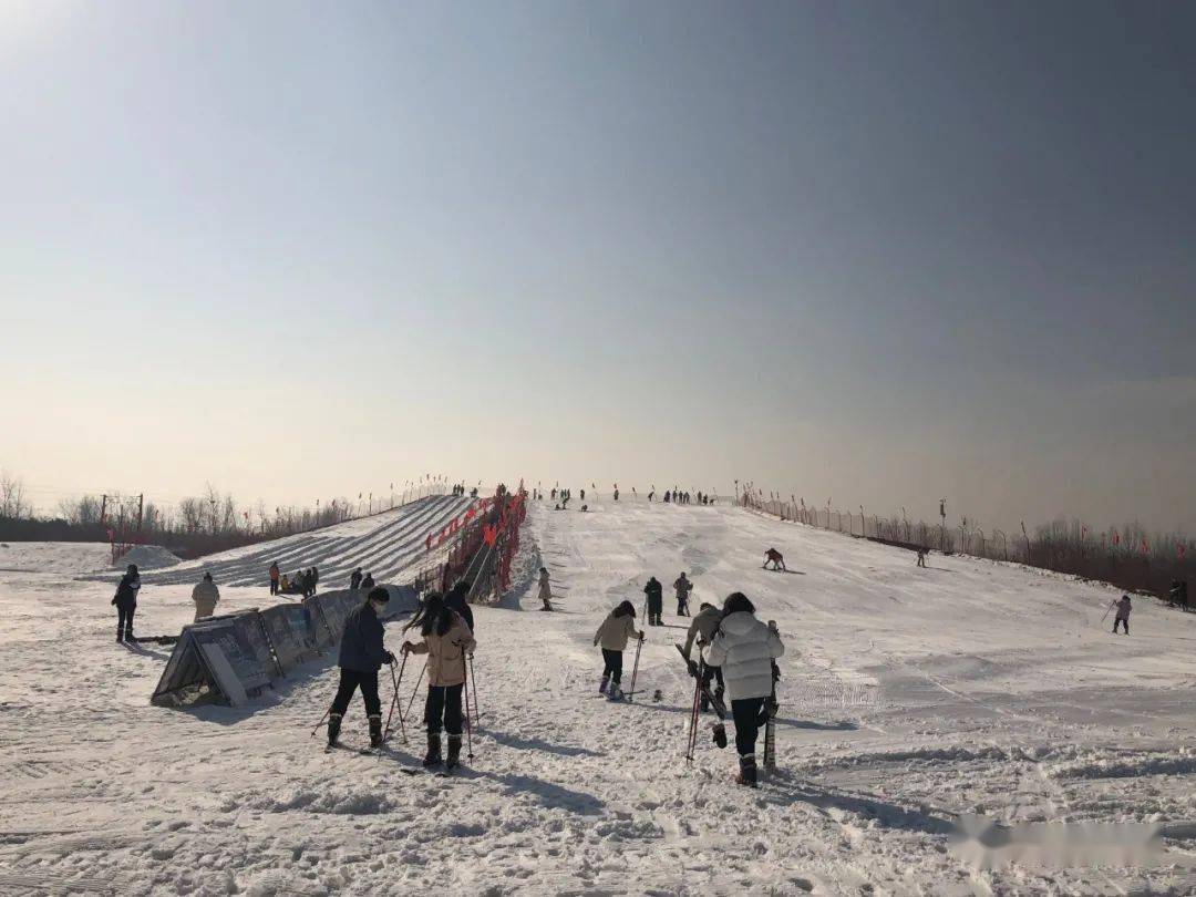 实景拍摄实景拍摄中国牡丹园滑雪场占地50000平方米,不仅设有全国专业