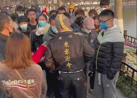游客|男子在南京景区穿日漫《东京复仇者》服饰被游客要求脱下，景区回应