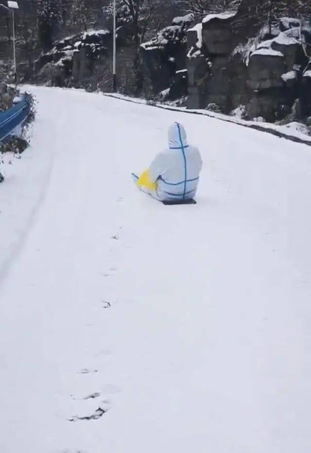 巩义一村医垫纸箱滑雪进山为村民采集核酸