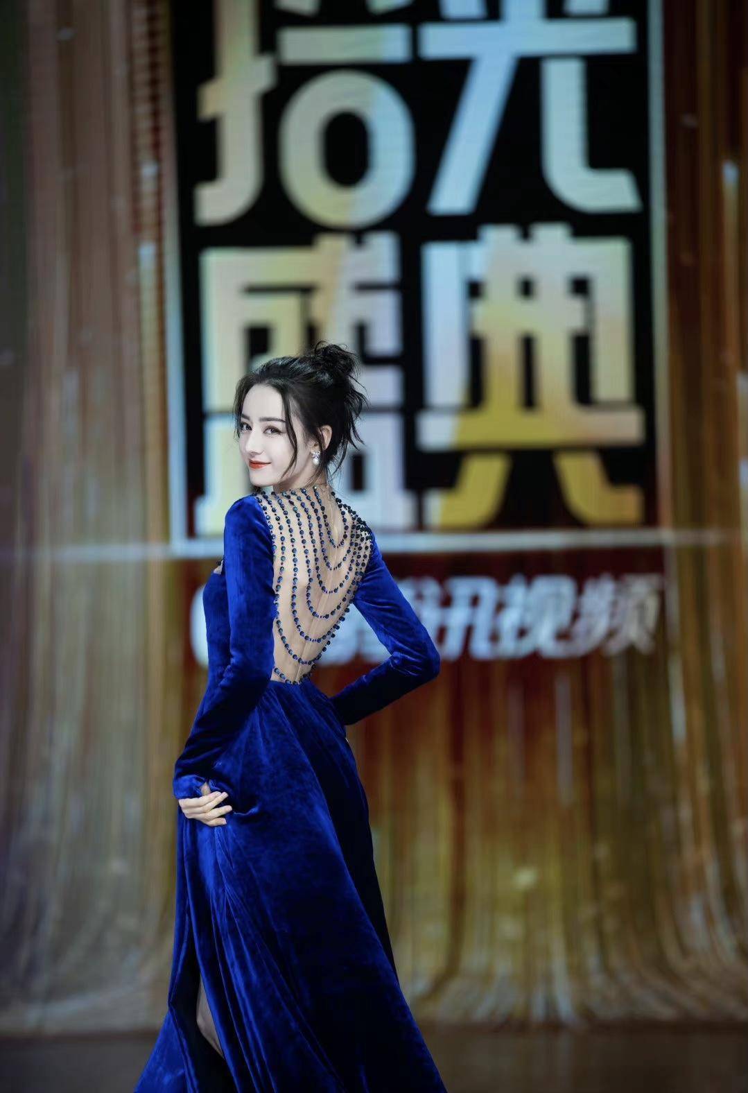 计划迪丽热巴不愧是“人间绝色”，穿香槟色流光裙高贵精致，美得惊艳