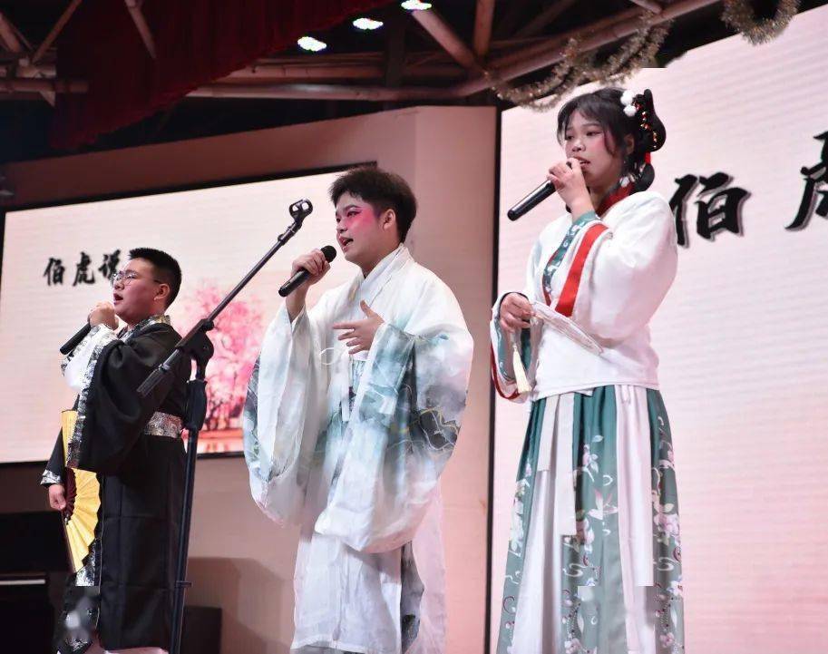 《伯虎说》高二6班,12班《夏天的风》《花海》高