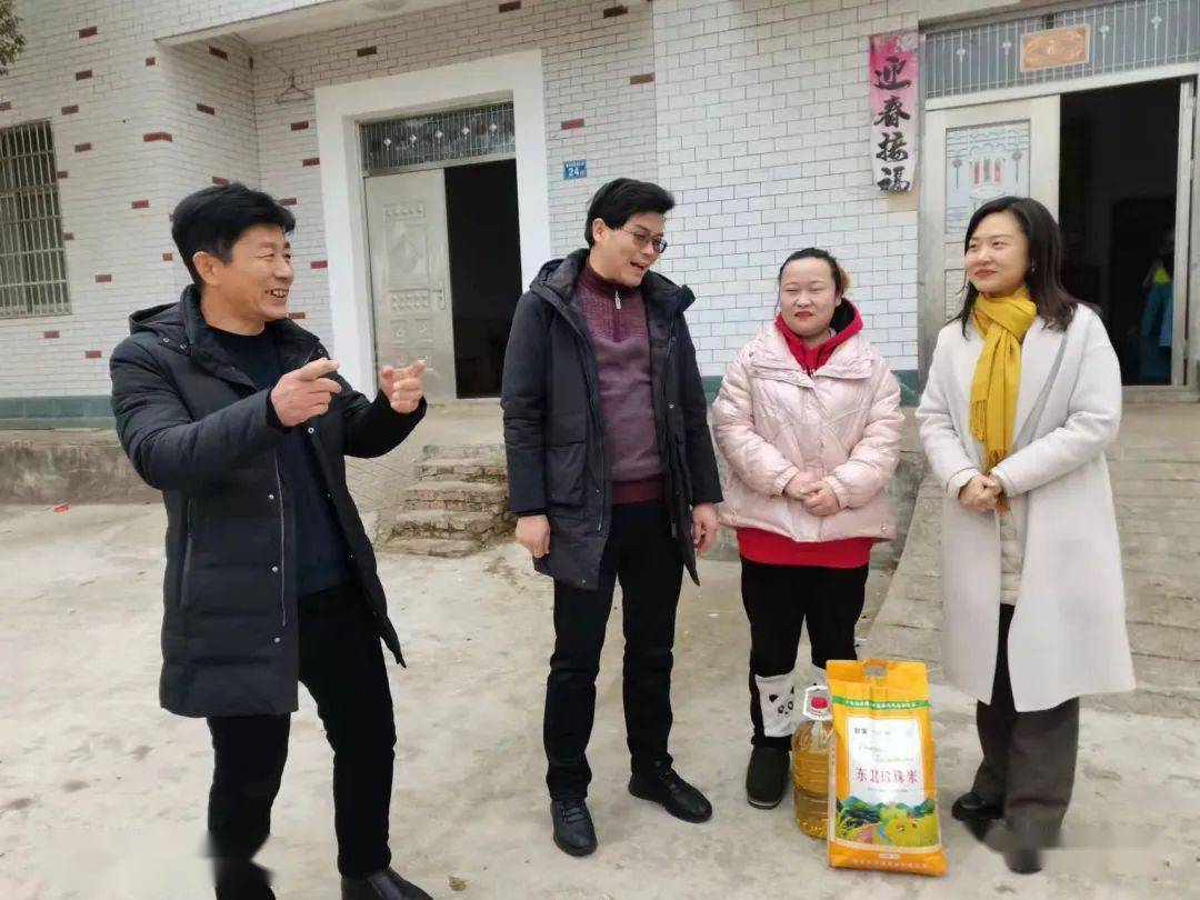 局长胡明礼,局办公室刘骞主任;洪山区人力资源局党组书记,局长徐晓娟