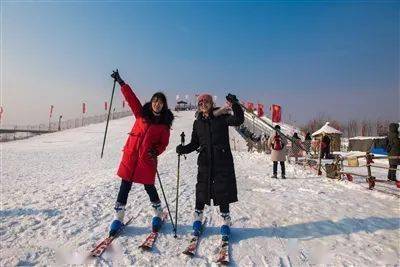 游客们尽情感受滑雪带来的乐趣.