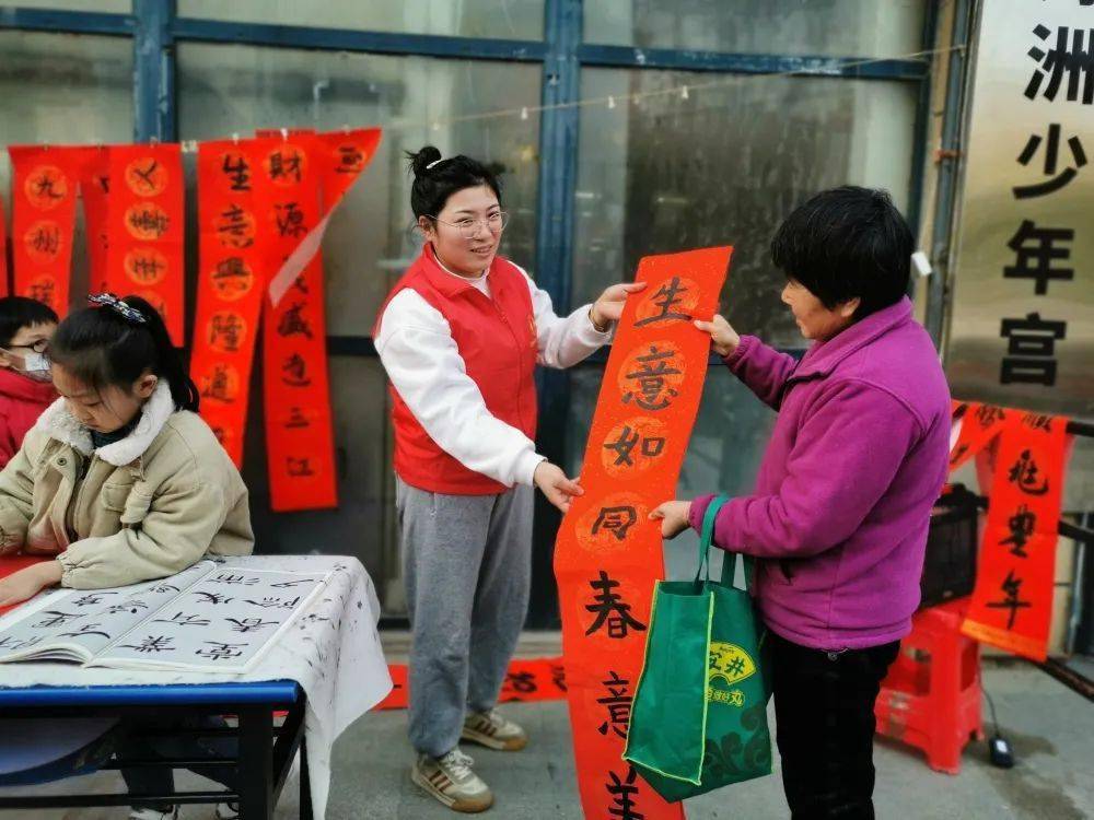 龙岗开发区海洲社区开展迎新春送春联活动_居民_祝福_节日