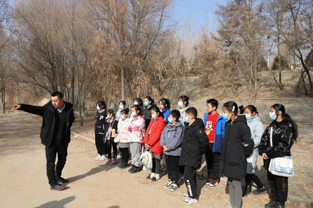 岘塬镇刘家村,来自全县各学校的16名爱好美术的同学参加了此次活动