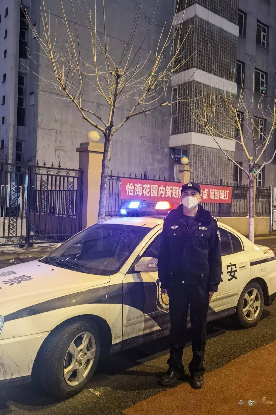 玉泉营派出所万柳园社区民警张建军在社区封控后,通过警民微信群保持