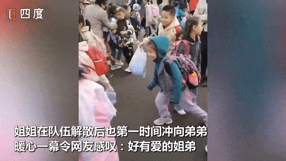 不仅有暖心的弟弟也有贴心的姐姐5大人不在房间三岁的姐姐发现弟弟醒