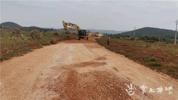 罗平又一个村的严重受损道路被修缮._高桥村_阿岗镇_路面