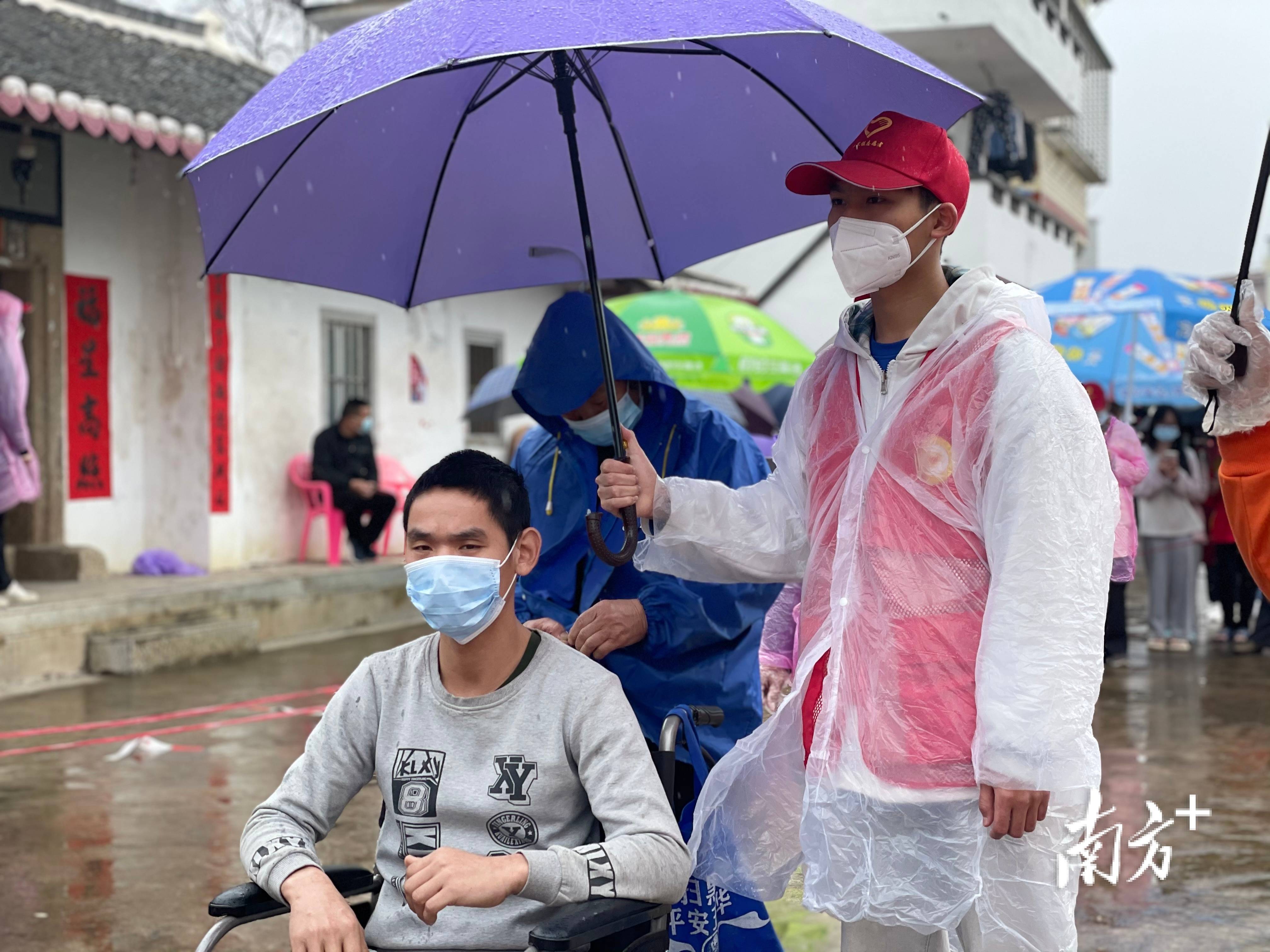 该采样点负责人温楚辉告诉记者,为防止雨天秩序混乱,今天安排了较多的