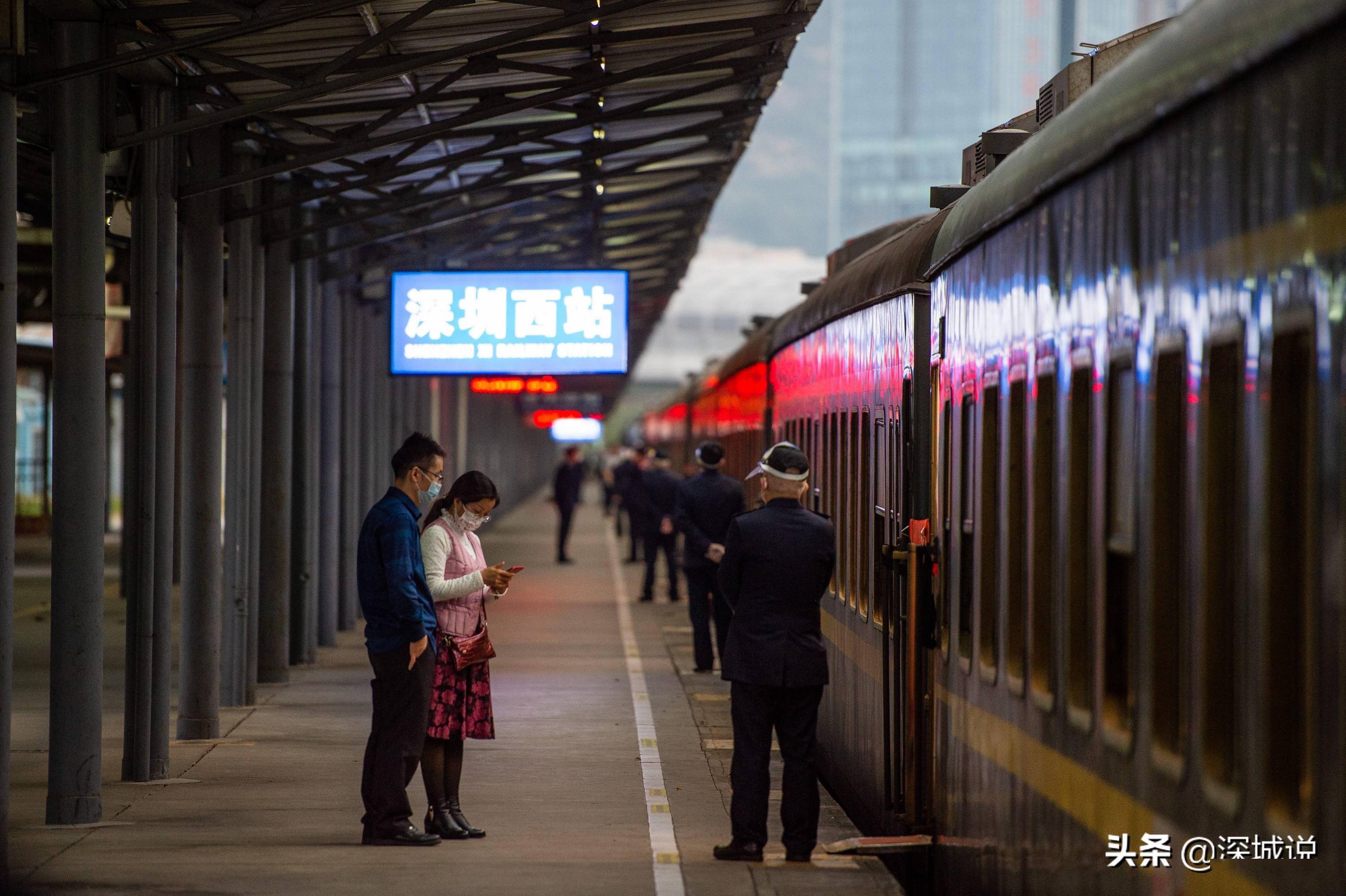 2022年春运,深圳西站,在站台上站着的人.
